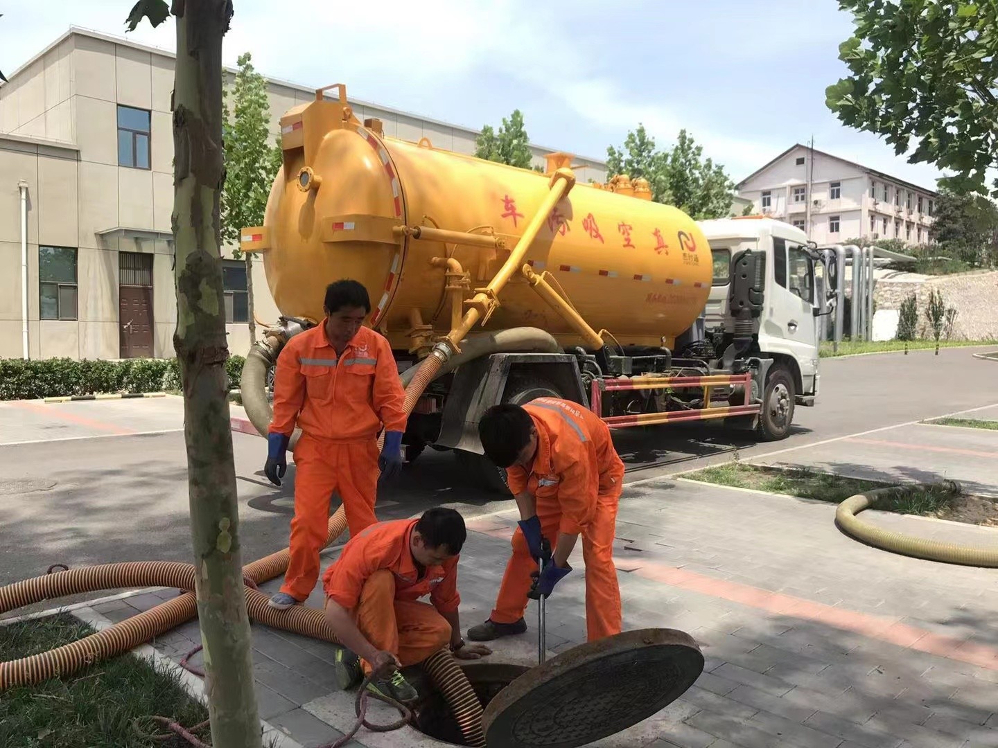 邯郸管道疏通车停在窨井附近